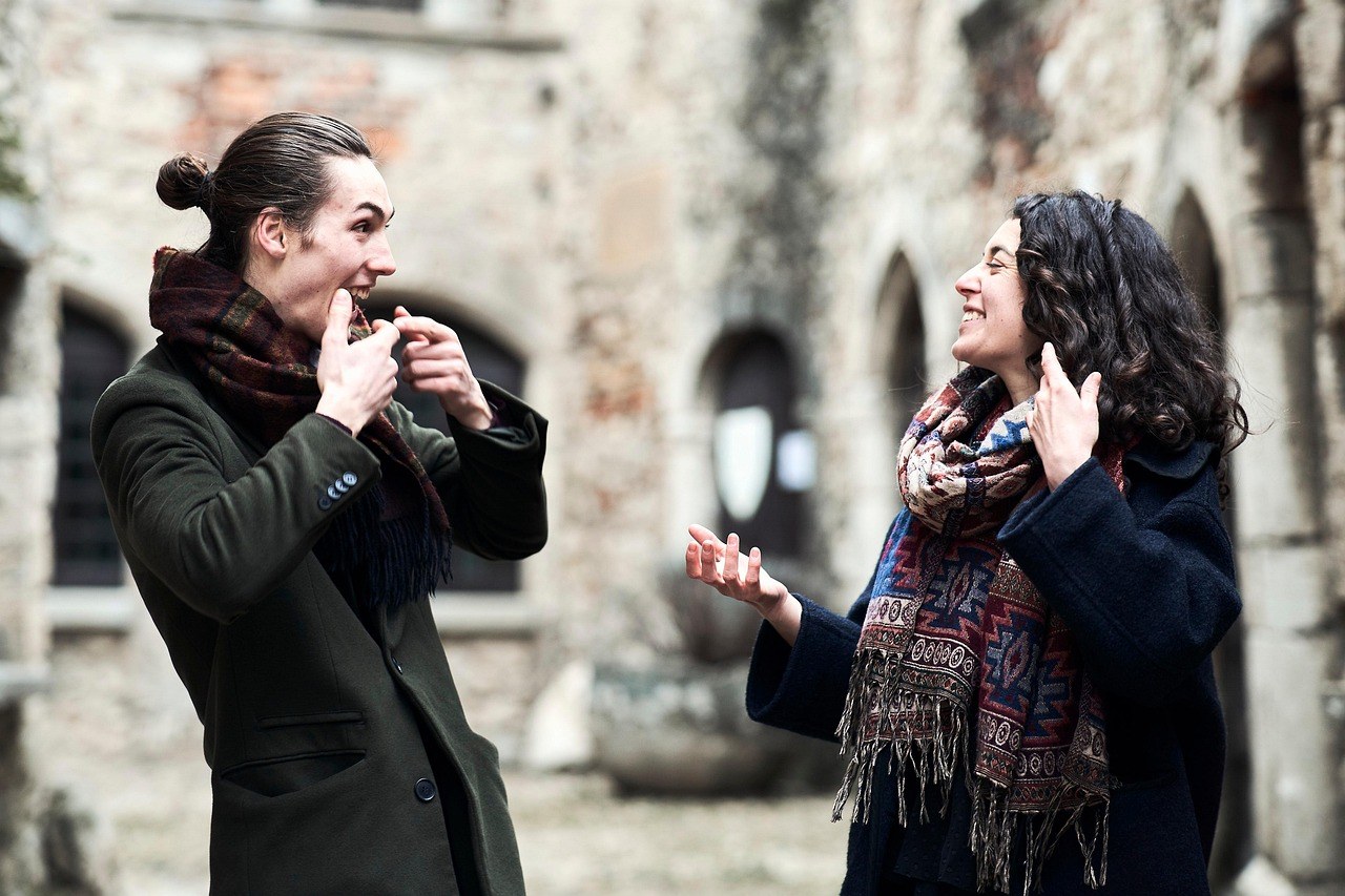 37 uzbudljivih znakova privlačnosti bez izravnog pitanja