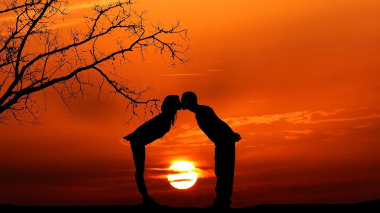 31 Secrets To Make Someone Fall In Love With You & Why This Works!