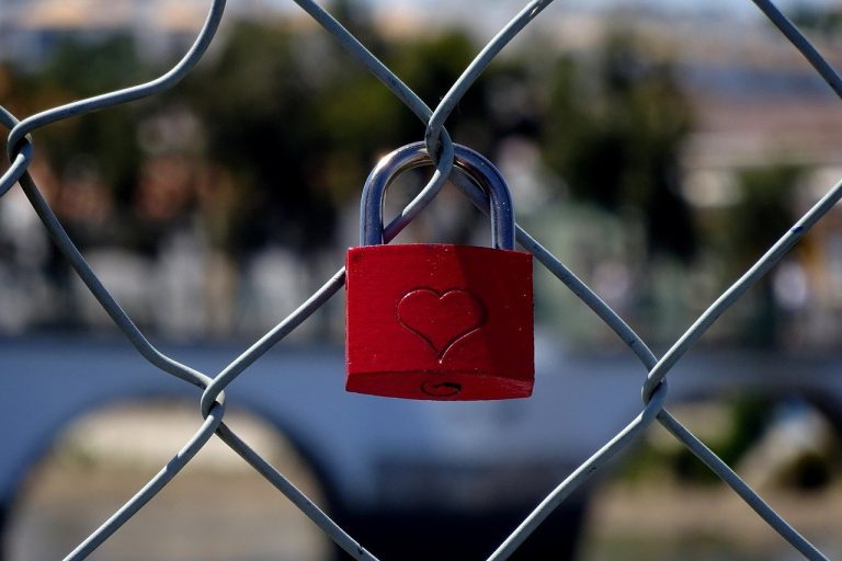 20 znakova da je kolega ili kolegica seksualno privučen/a vama i želi vas zavesti