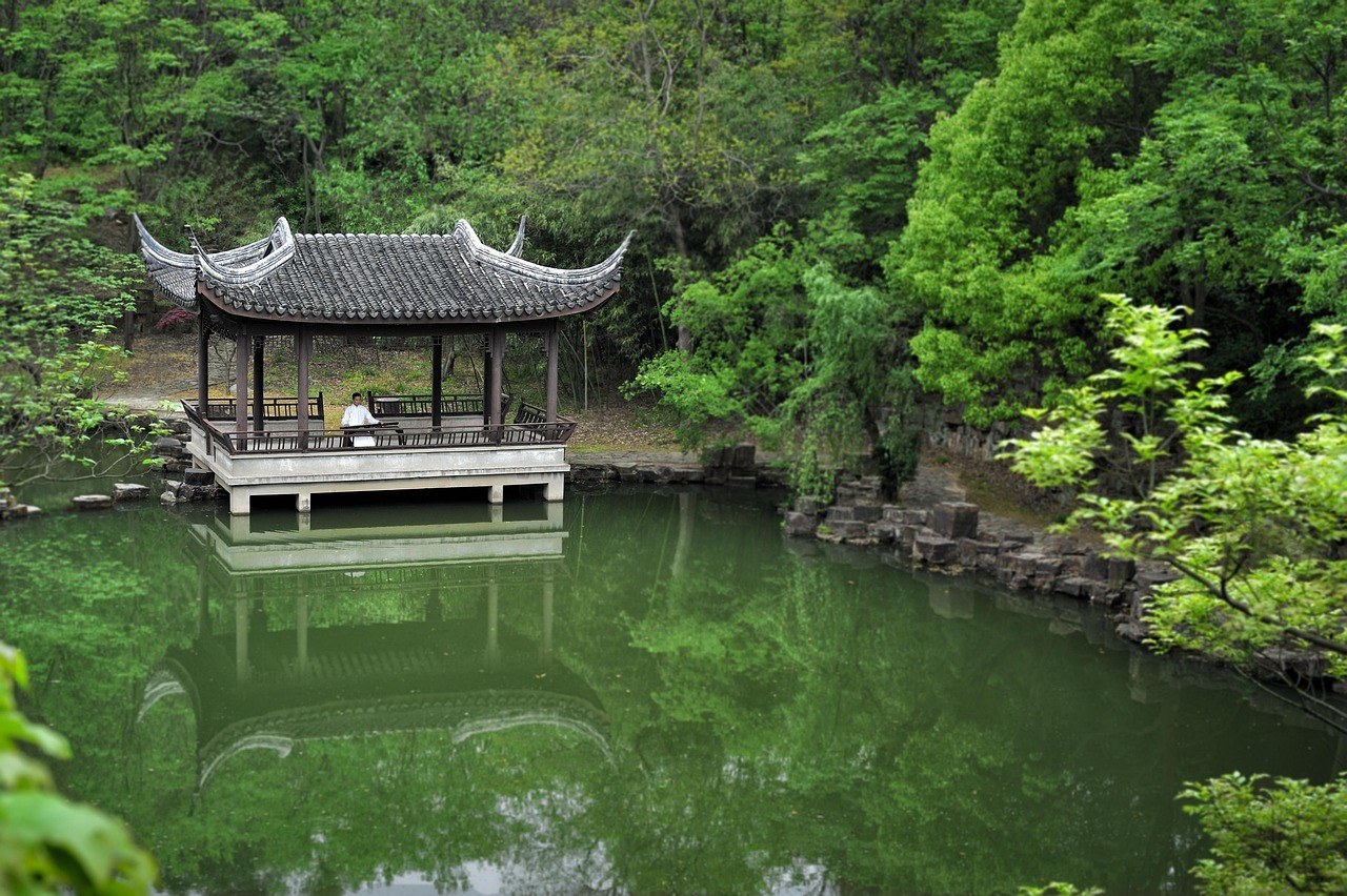 First Kiss Tips: 29 Secrets To Make The First Smooch Sexy & Irresistible