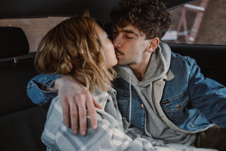 20 znakova i razloga zašto žene muškarce u uniformi smatraju neodoljivo privlačnima